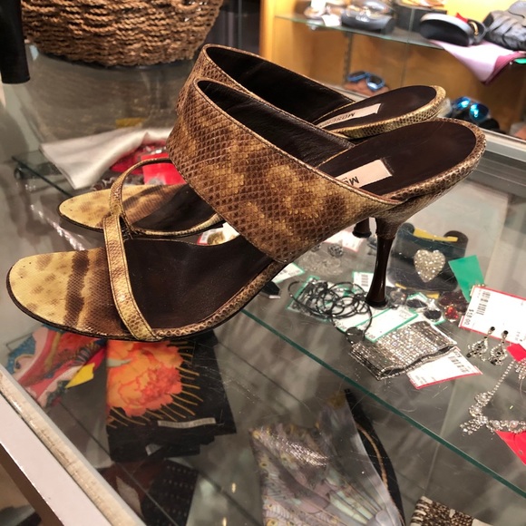 🤩Moschino🤩 Good condition with heel tips. - Picture 2 of 12